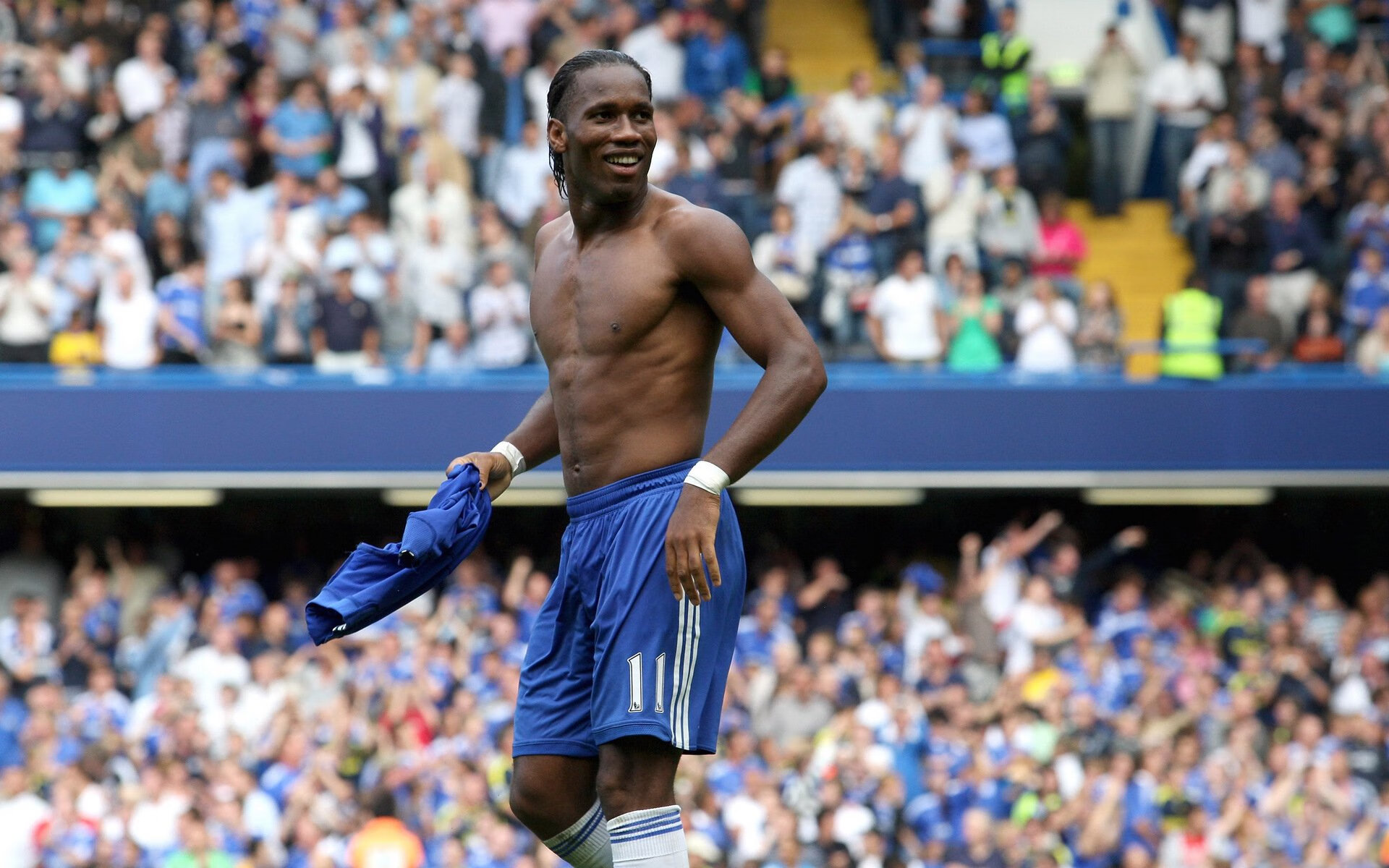 热带雨林湿热铁人三项 终点冲线宛如“蒸桑拿”完成